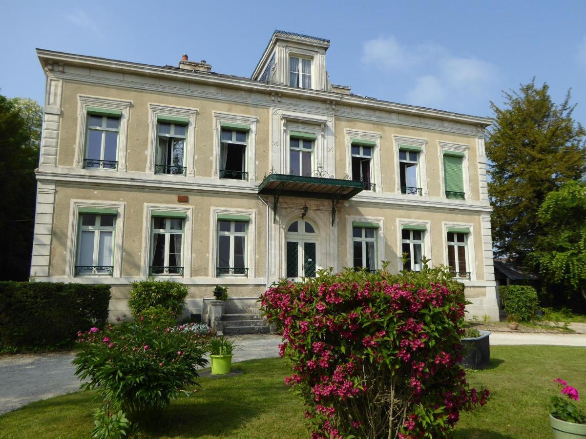 Chateau De Pougy Bagian luar foto