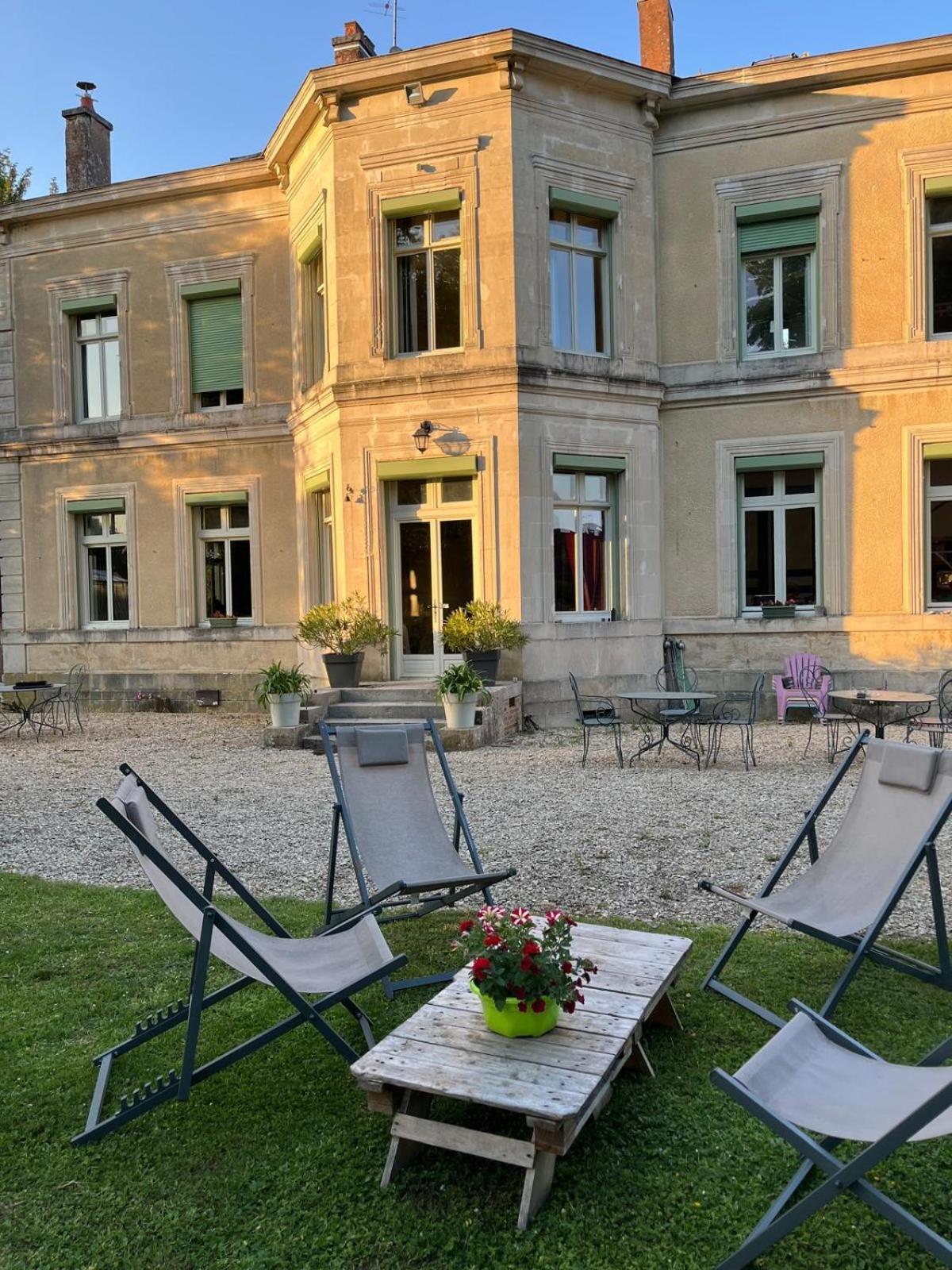 Chateau De Pougy Bagian luar foto